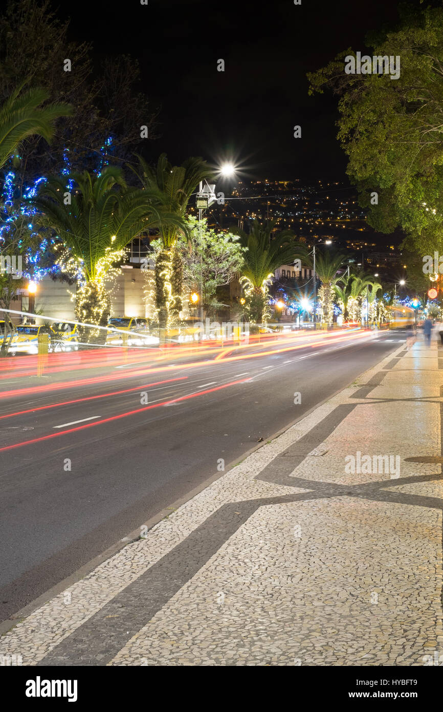 Carnevale di Madeira Festival luci e sentieri di luce dalle automobili al lungomare di Funchal Madeira Foto Stock
