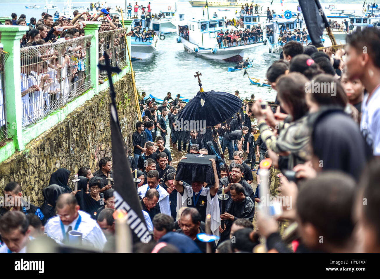 Semana Santa (settimana Santa) processione in mare a Larantuka, Isola di Flores, Indonesia. Foto Stock