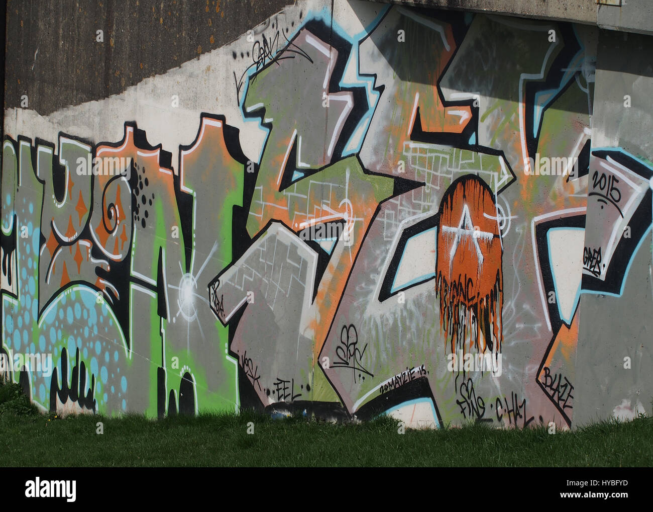 Graffiti sul lato di una parete in cemento in campagna Foto Stock