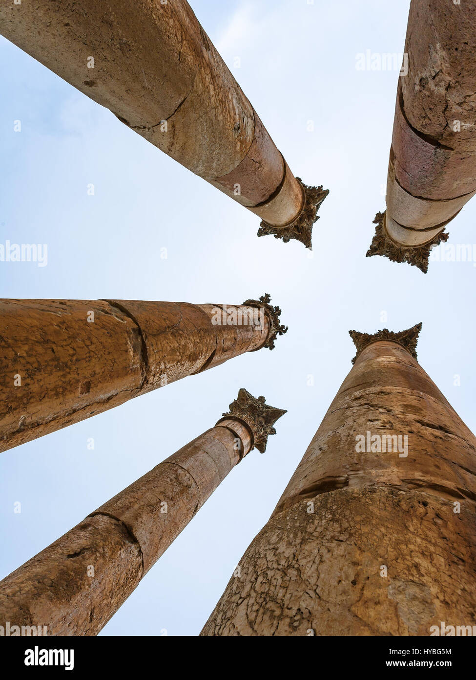 Viaggio in Medio Oriente paese Regno di Giordania - Corinthium colonna del tempio di Artemide in Jerash (antica Gerasa) città in inverno Foto Stock