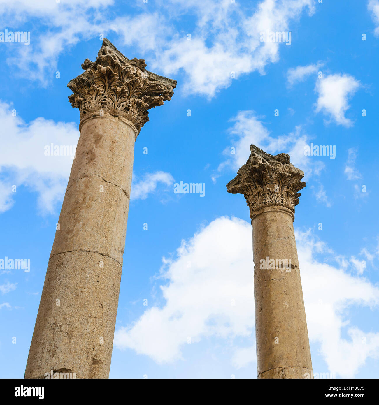 Viaggio in Medio Oriente paese Regno di Giordania - di due colonne su Agora antico mercato di Jerash (antica Gerasa) città in inverno Foto Stock