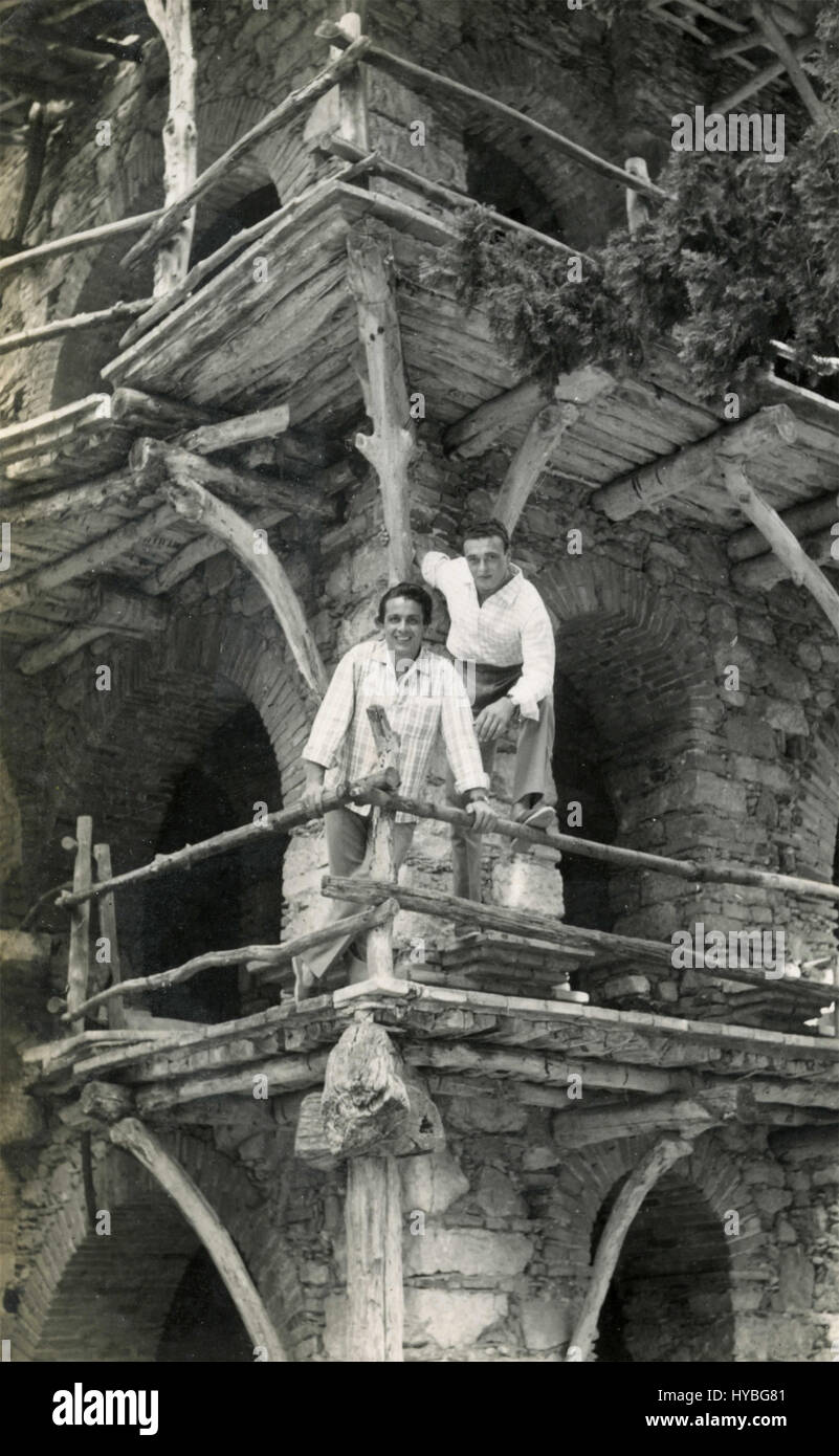 Due ragazzi su un balcone in legno, Taormina, Italia Foto Stock