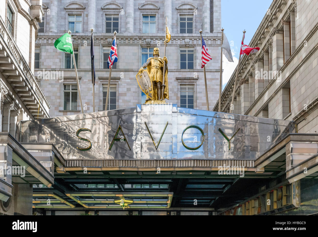 Savoy Hotel di Londra. Segno sopra l'entrata dell'Hotel Savoy, Strand, Londra, Inghilterra, Regno Unito Foto Stock