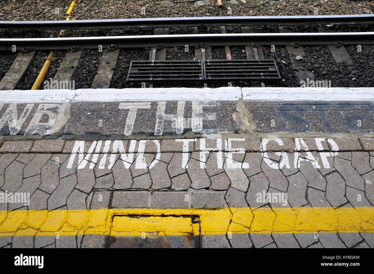 Mente lo spazio dipinto sul bordo di una piattaforma del treno Foto Stock