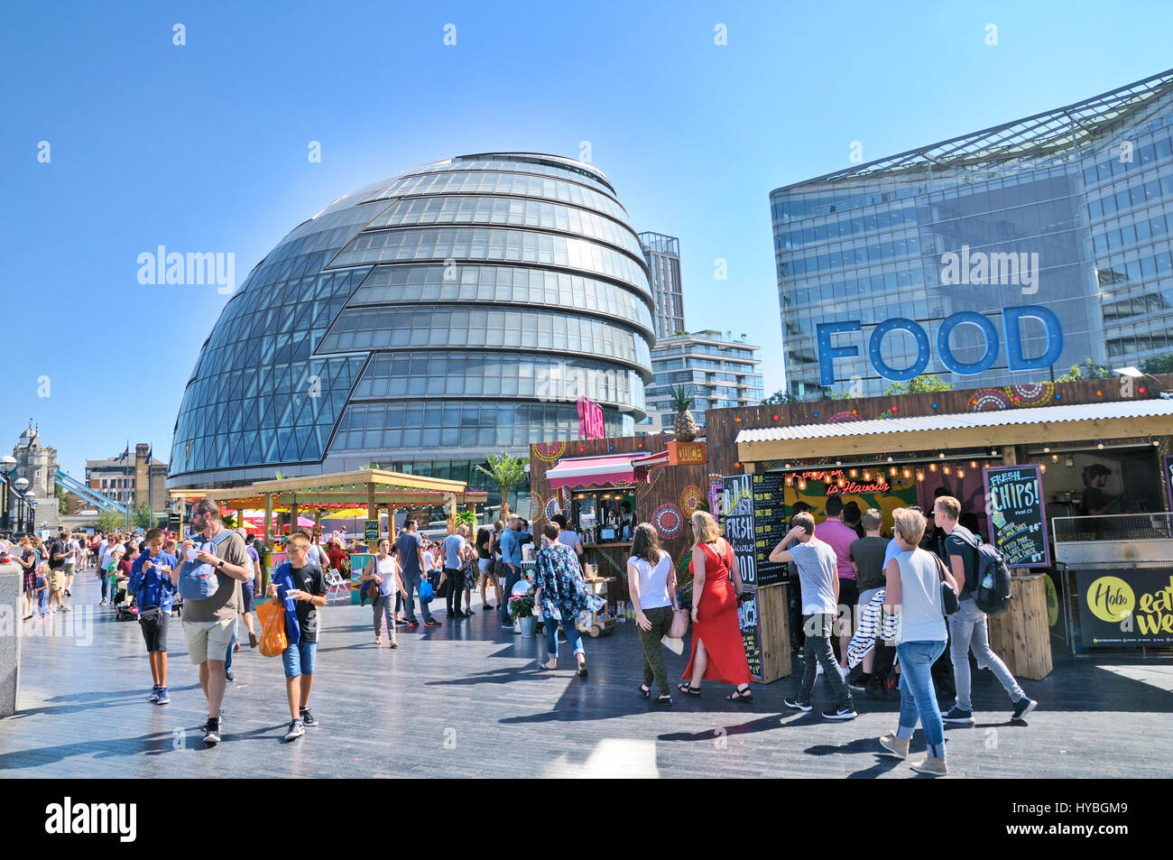 Più Londra Riverside e Municipio. Le persone che si godono il tempo in estate e bancarelle prodotti alimentari nella capitale. Foto Stock