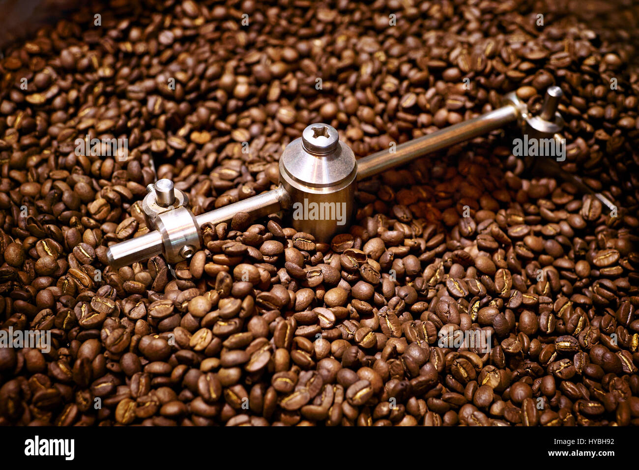 Appena il caffè torrefatto in grani closeup Foto Stock