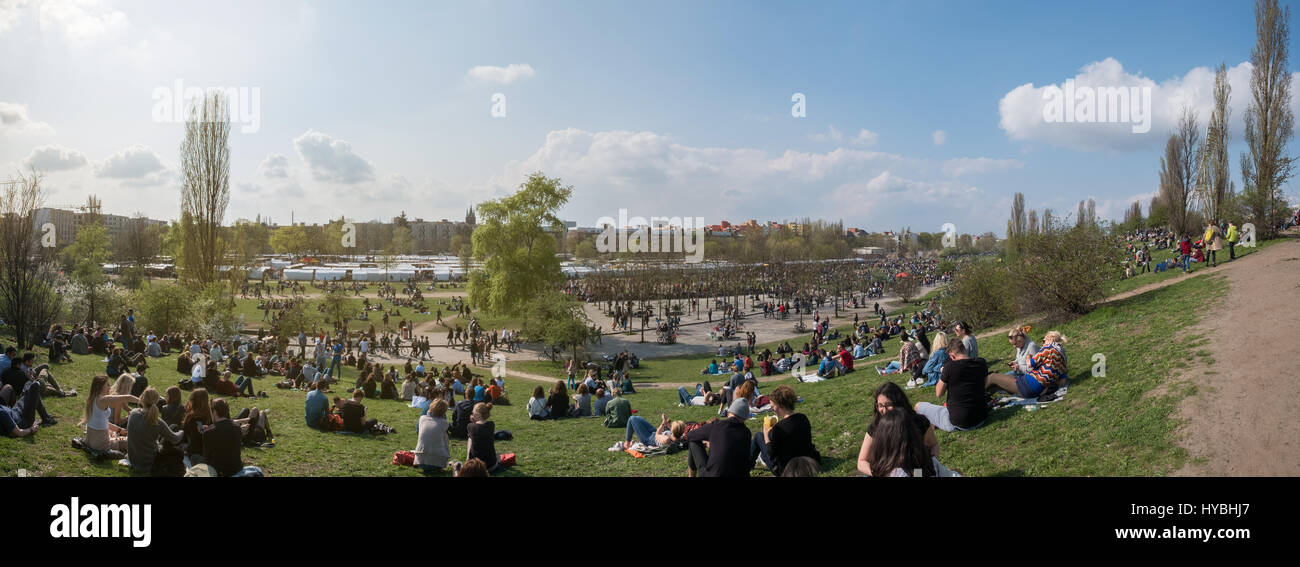 Berlino, Germania - 02 aprile 2017: persone al parco (Mauerpark) in una giornata di sole a Berlino, Germania. Foto Stock