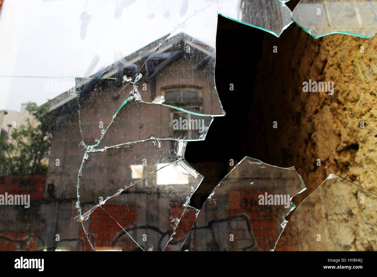 Rottura di una finestra di un edificio abbandonato vicino Brito Capelo street a Matosinhos, Porto, Portogallo. Foto Stock