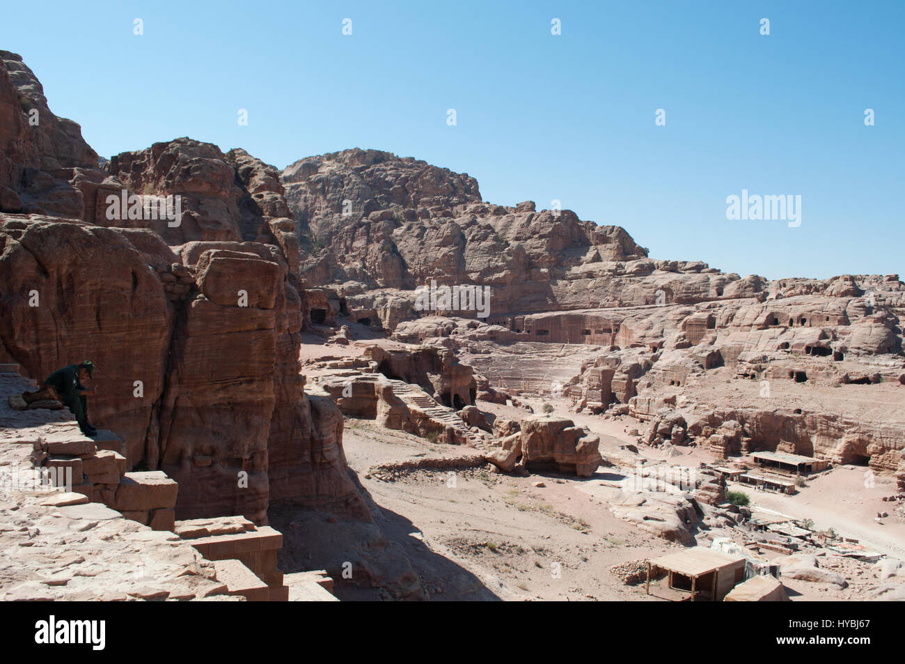 Giordania: vista dell'anfiteatro romano, un grande teatro scavato nella roccia con colonne e gradinate in archeologici Nabataean città di Petra Foto Stock