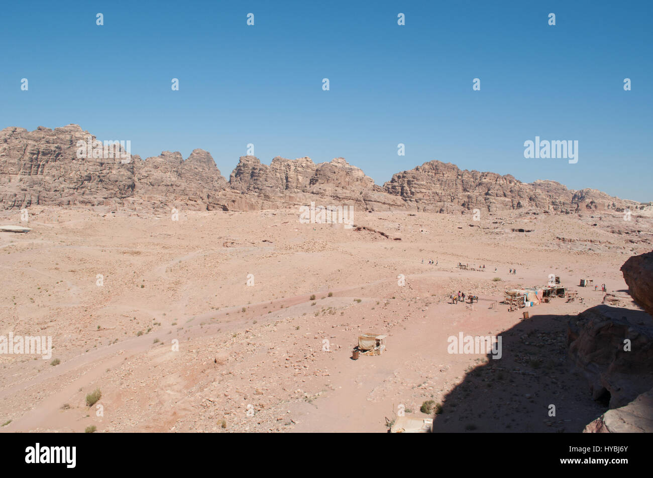 Paesaggio giordani e tende di beduini dove vendono cibo, bevande, gioielleria e artigianato locale nel deserto valle della città archeologica di Petra Foto Stock