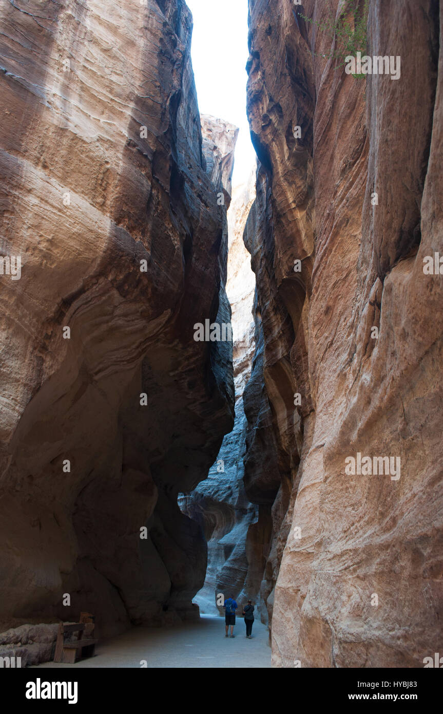 Giordania: diverse forme, i colori e le sfumature delle rocce rosse a piedi nel canyon di Siq, il principale accesso alla città archeologica di Petra Foto Stock