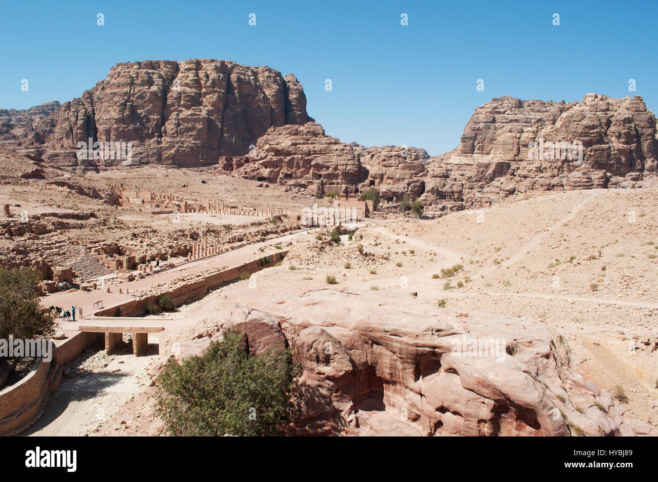 Paesaggio Giordani e il grande tempio la cui costruzione iniziò nell'ultimo quarto del primo secolo prima di Cristo, nella città perduta di Petra Foto Stock