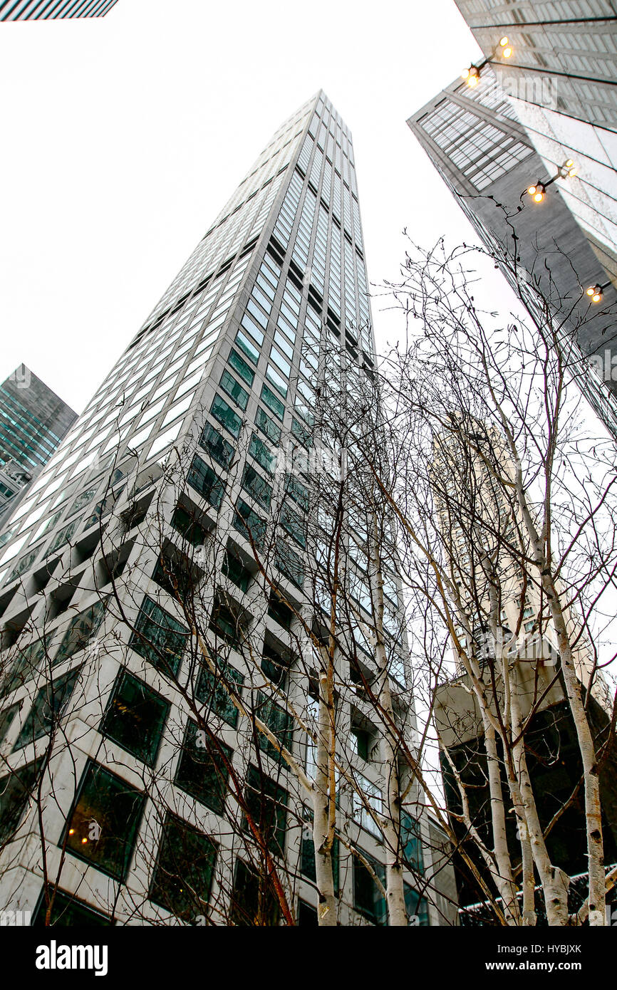 Un skyward vista molto alto e recentemente costruita 432 Park Avenue condominium tower. Foto Stock