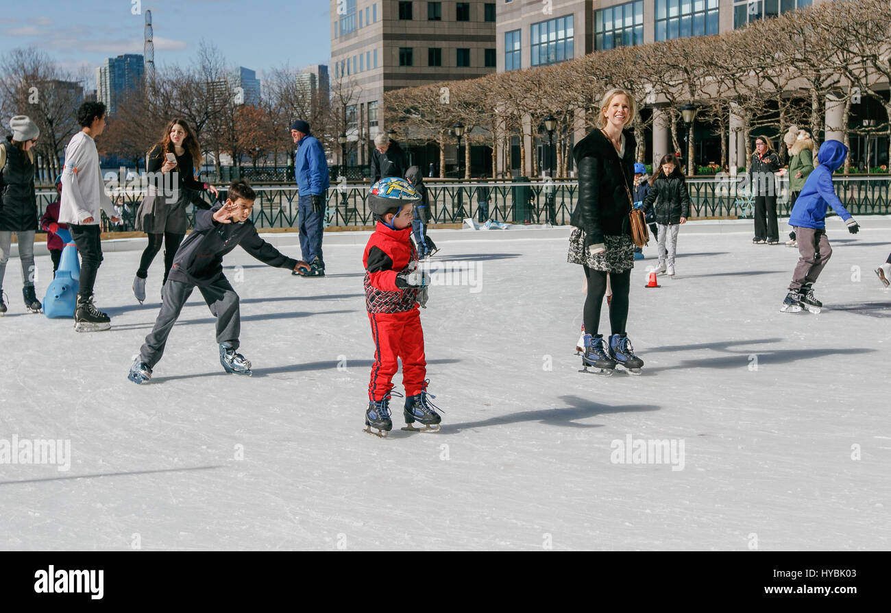 Le persone sono il pattinaggio su Brookfield pista di pattinaggio nel centro cittadino di Manhattan. Foto Stock