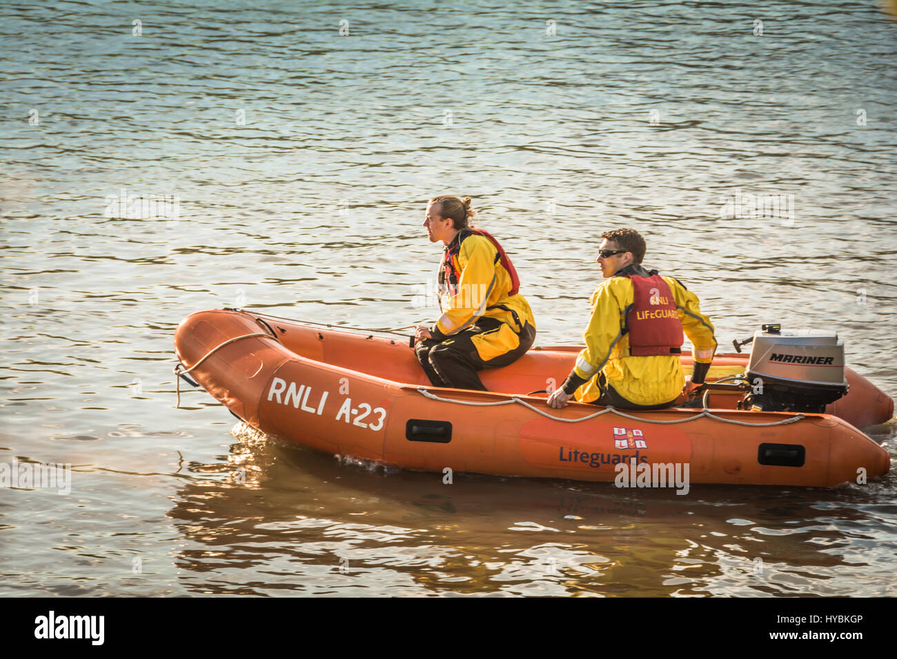 Un RNLI scialuppa di salvataggio delle pattuglie sul Tamigi in anticipo di Oxford e Cambridge University cinghiale gara Foto Stock