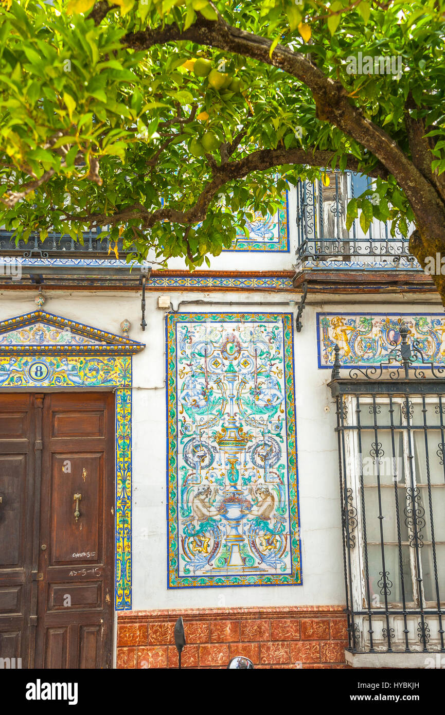 La facciata della casa con tesselation, Plaza Generale Franco in Ubrique, provincia di Cádiz, il più grande della città bianca, Pueblos Blancos di Andalusia, Spagna Foto Stock