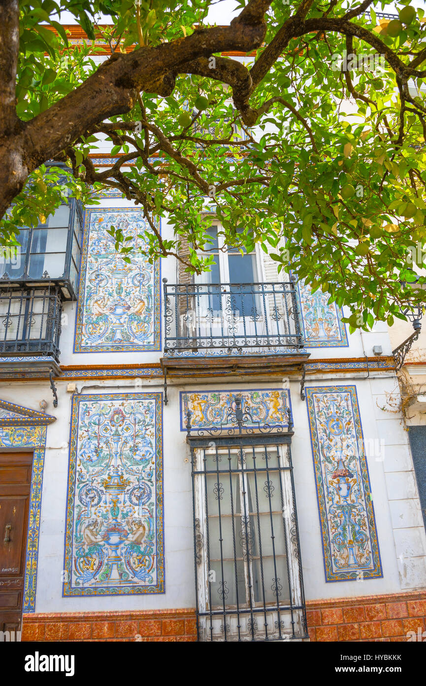 La facciata della casa con tesselation, Plaza Generale Franco in Ubrique, provincia di Cádiz, il più grande della città bianca, Pueblos Blancos di Andalusia, Spagna Foto Stock