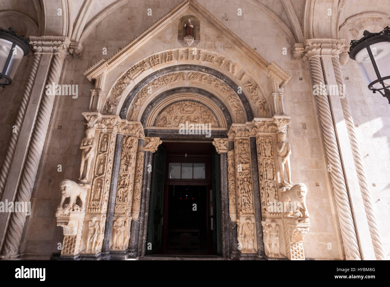 Portale romanico, dall'architetto e scultore maestro Radovan, della Cattedrale di Trogir, Trogir, Split-Dalmatia, Croazia Foto Stock
