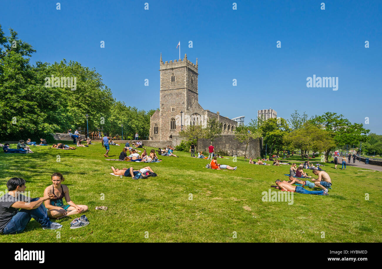 Regno Unito, Sud Ovest Inghilterra, Bristol, la vista delle rovine della chiesa di San Pietro nel parco del castello. La chiesa fu distrutta durante il 'Bristol Blit Foto Stock