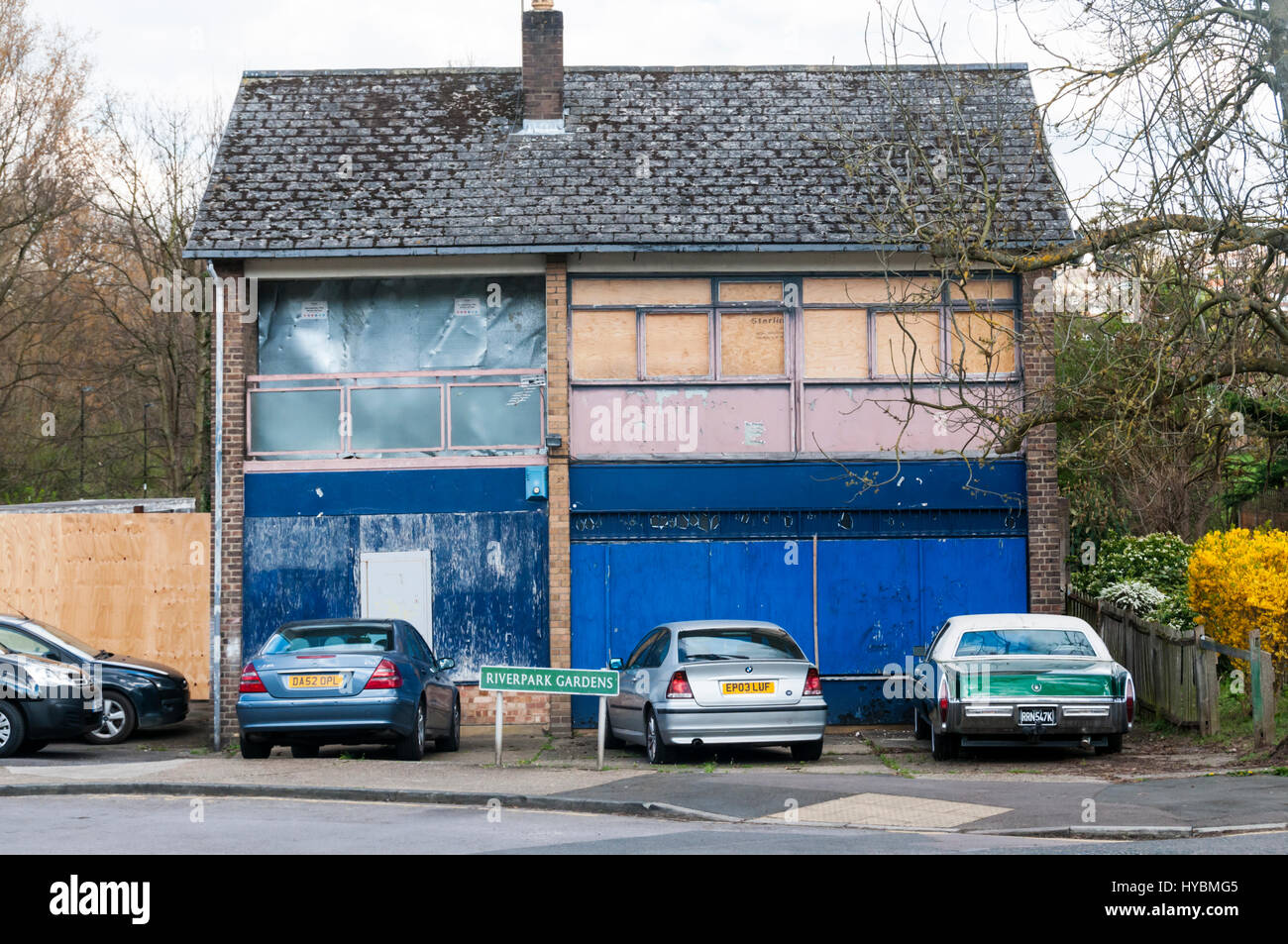 Un semi-derleict e intavolato negozio chiuso. Foto Stock