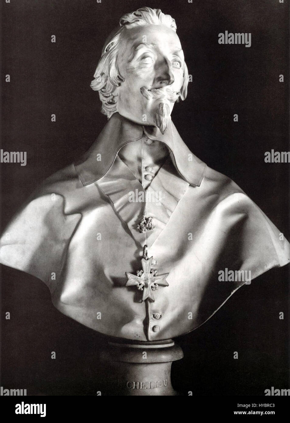 Il busto del cardinale Richelieu, creato da Gian Lorenzo Bernini, cattura l'immagine di una delle figure politiche più influenti della Francia. Noto per il suo ruolo di statista e consigliere di re Luigi XIII, l'immagine di Richelieu riflette la sua autorità e importanza nella storia francese. Foto Stock