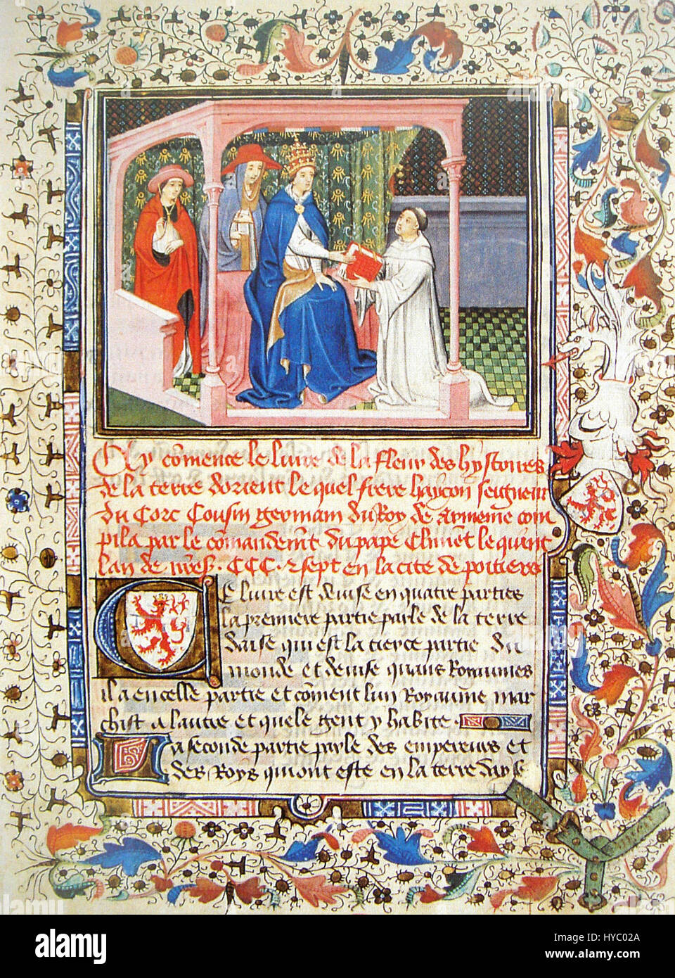 Questa scena storica mostra Hayton, una figura medievale, che presenta il suo rapporto al Papa. Riflette le dinamiche religiose e politiche del tempo, evidenziando le relazioni tra Chiesa e Stato. Foto Stock