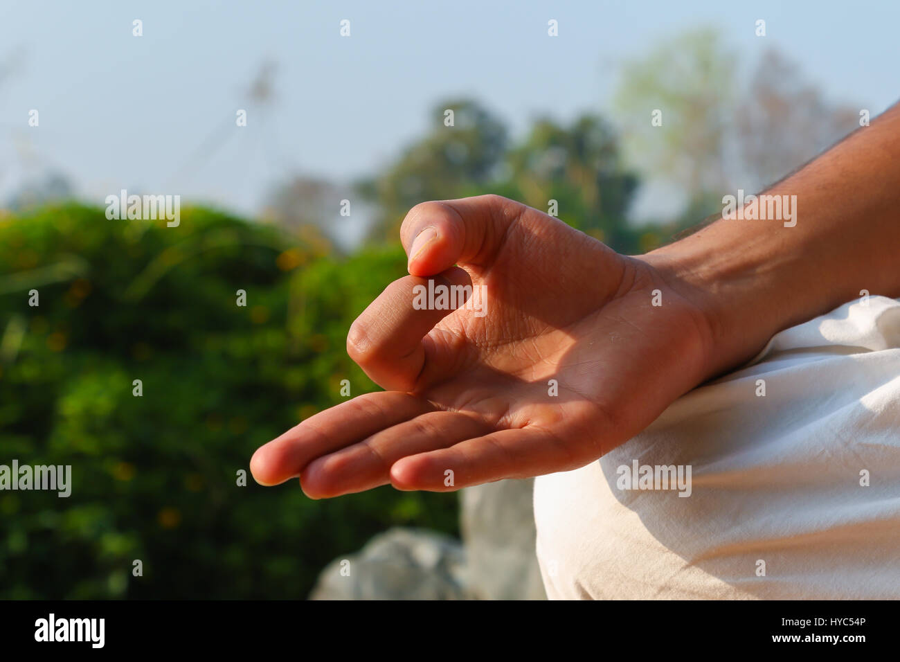 Un indiano in mano la posizione di meditazione o Jnana mudra Foto Stock