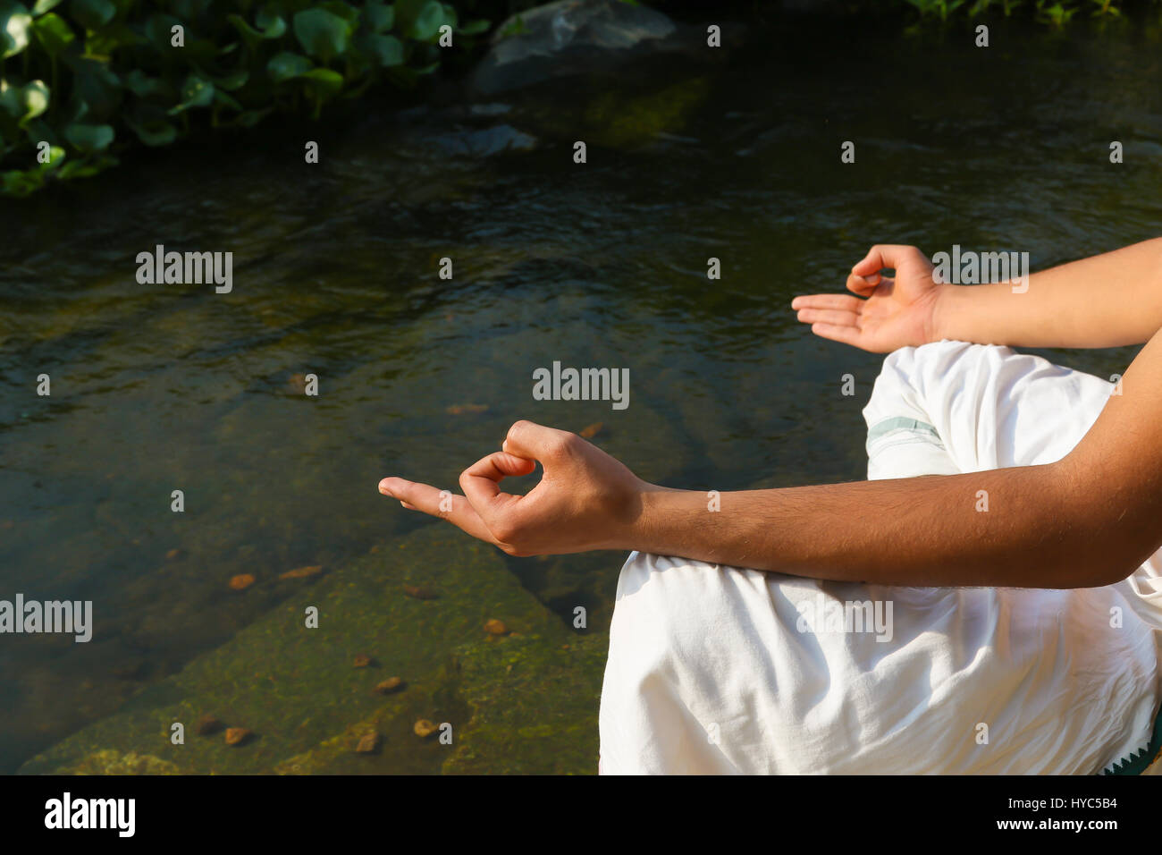 Un indiano in mano la posizione di meditazione o Jnana mudra Foto Stock