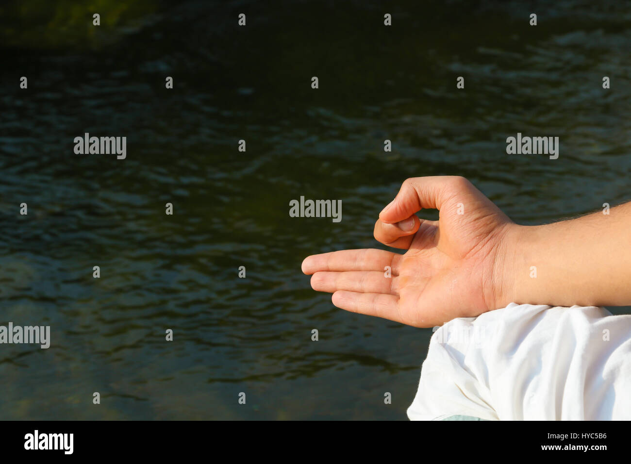 Un indiano in mano la posizione di meditazione o Jnana mudra Foto Stock