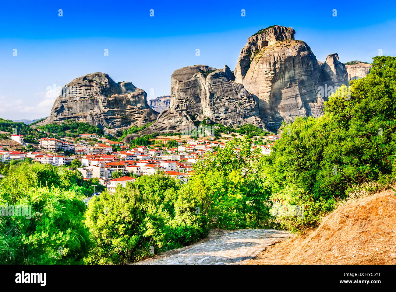 Kalabaka, Grecia. città kastraki (kalambaka) con montagne rocciose di meteora, il punto di riferimento di sei monasteri in Tessaglia. Foto Stock
