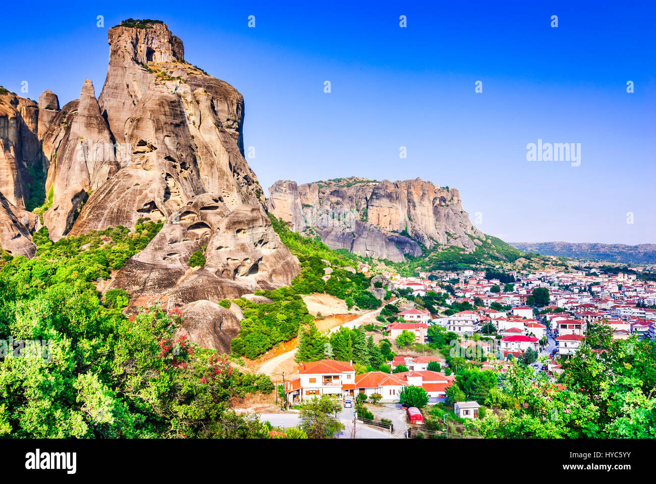 Kalabaka, Grecia. città kastraki (kalambaka) con montagne rocciose di meteora, il punto di riferimento di sei monasteri in Tessaglia. Foto Stock