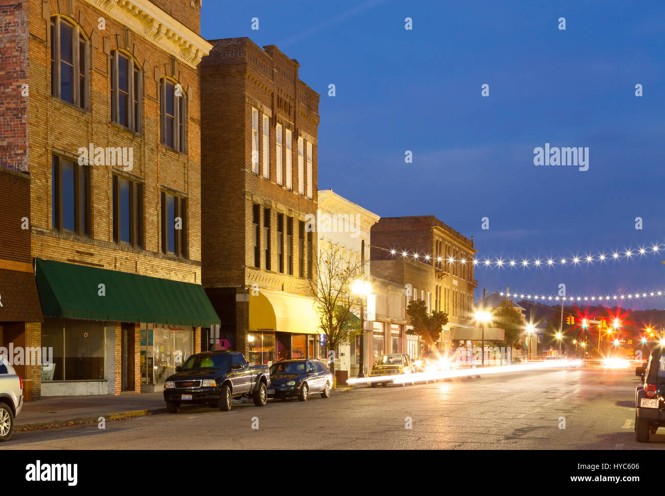 Vecchi edifici e architettura interessante nel centro cittadino di Logan lungo la Main Street, Hocking County, Ohio, Stati Uniti d'America. Foto Stock