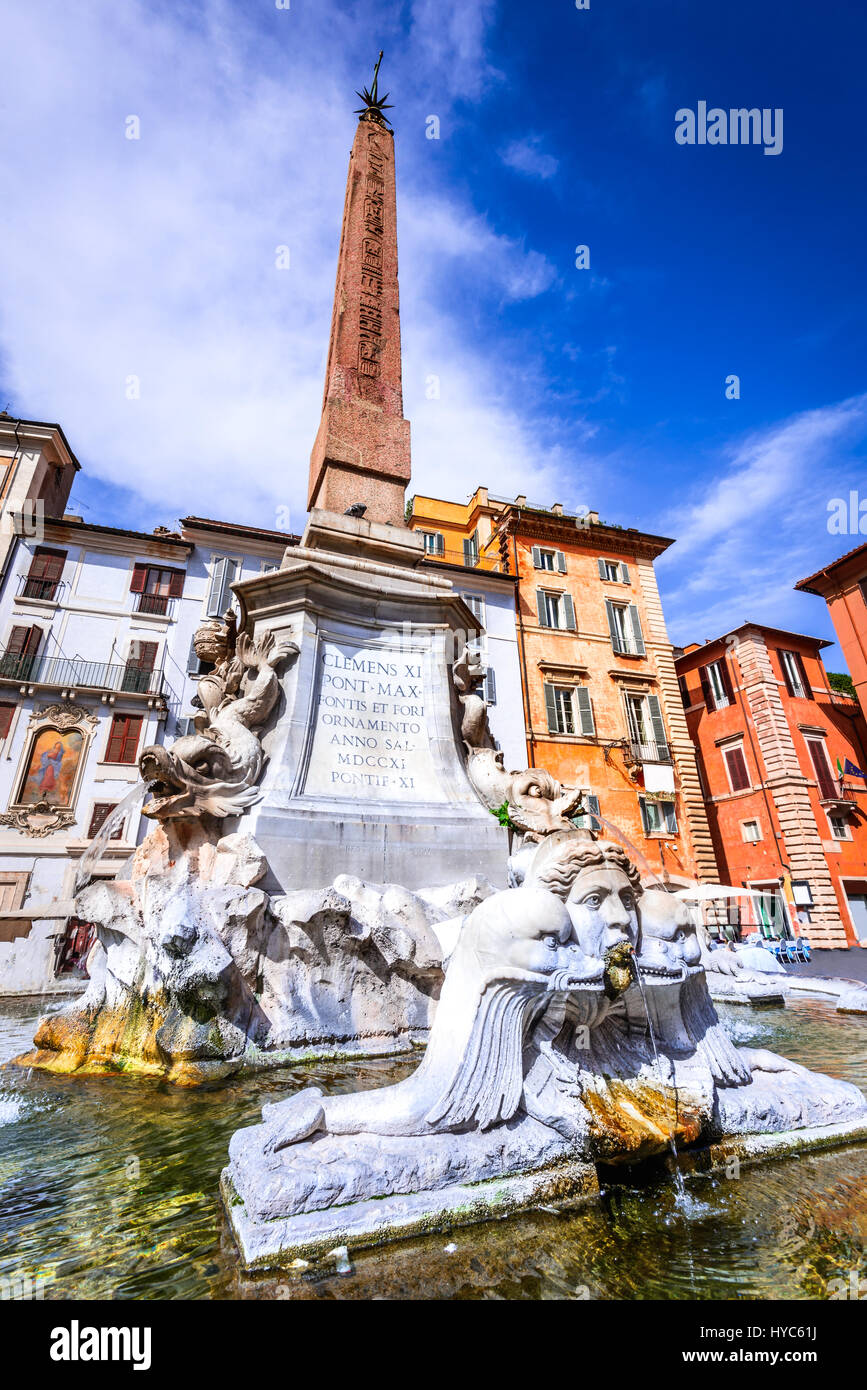 Roma, Italia. scena notturna con obelisco egiziano in piazza della Rotonda, nel cuore della capitale italiana. Foto Stock