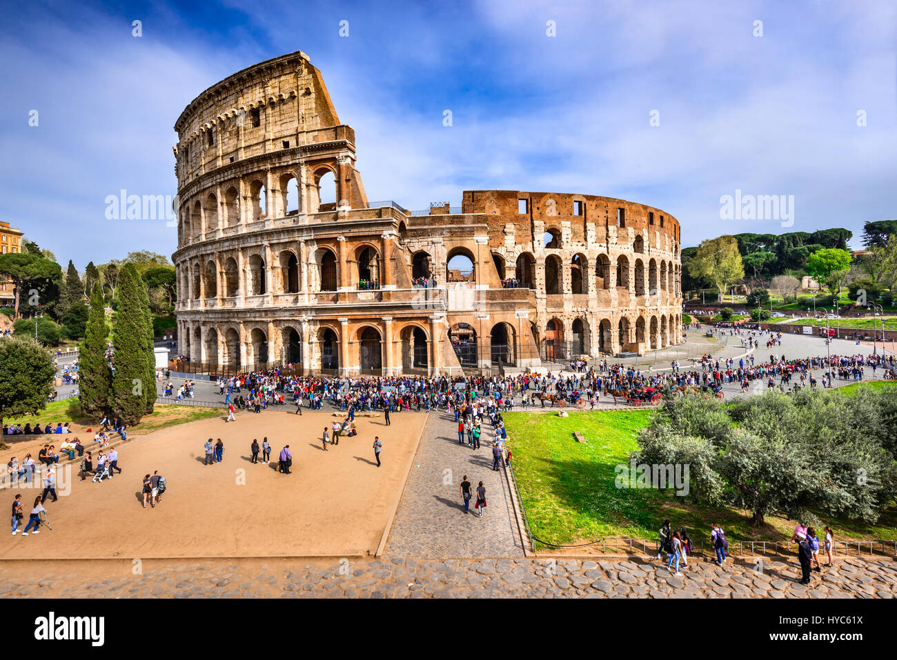 Roma, Italia - 3 April 2016: Colosseo (Colosseo), l'anfiteatro per combattimenti di gladiatori nell antica Roma, impero romano. Foto Stock