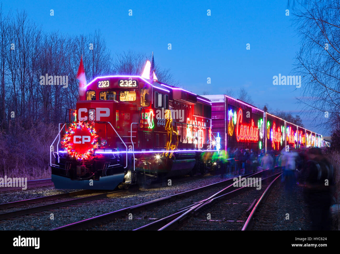 La Canadian Pacific treno vacanza al crepuscolo in Oshawa, Ontario, Canada. Foto Stock