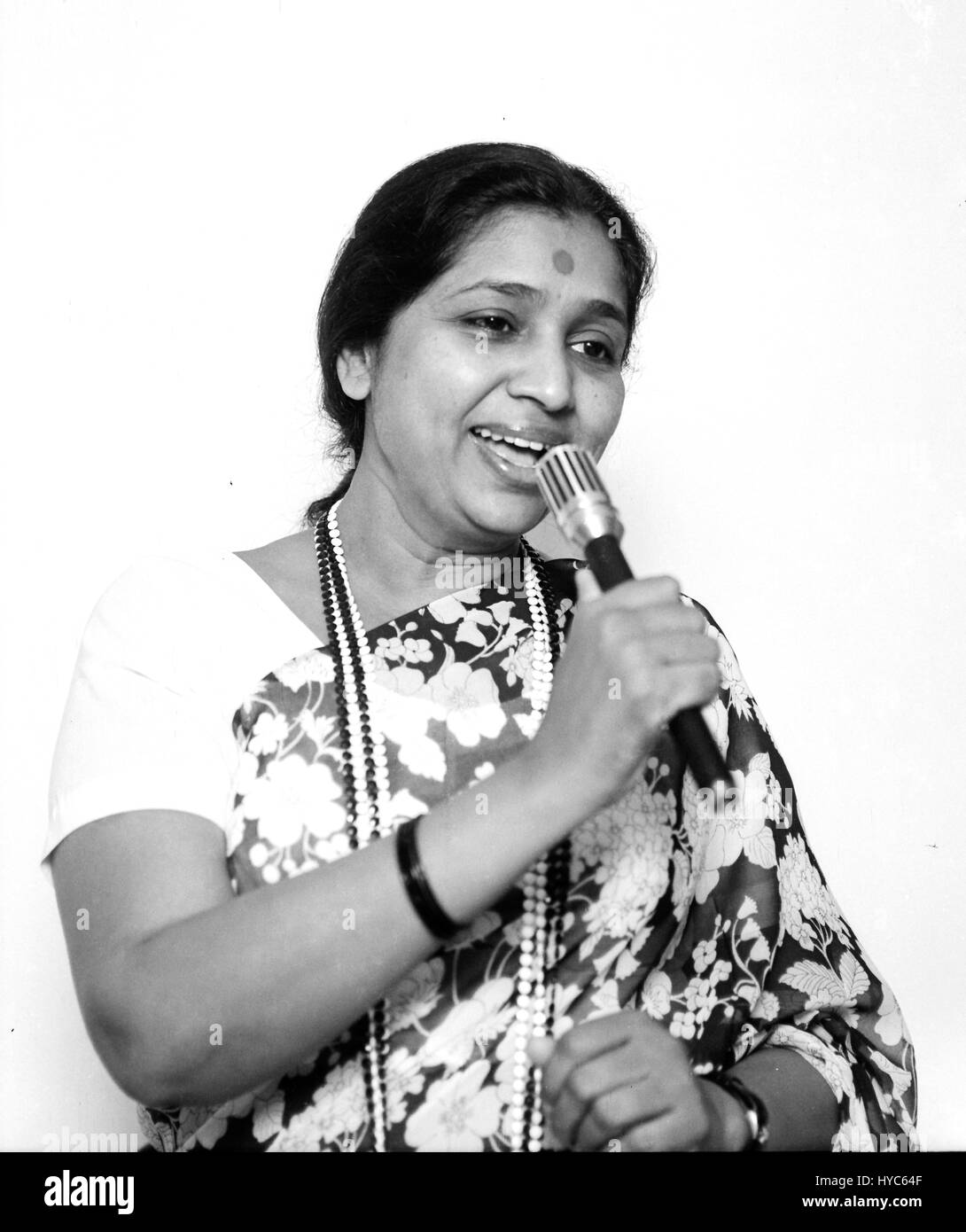 Asha Bhosle, cantante di riproduzione indiana che canta, India, vecchia immagine d'epoca 1900s Foto Stock