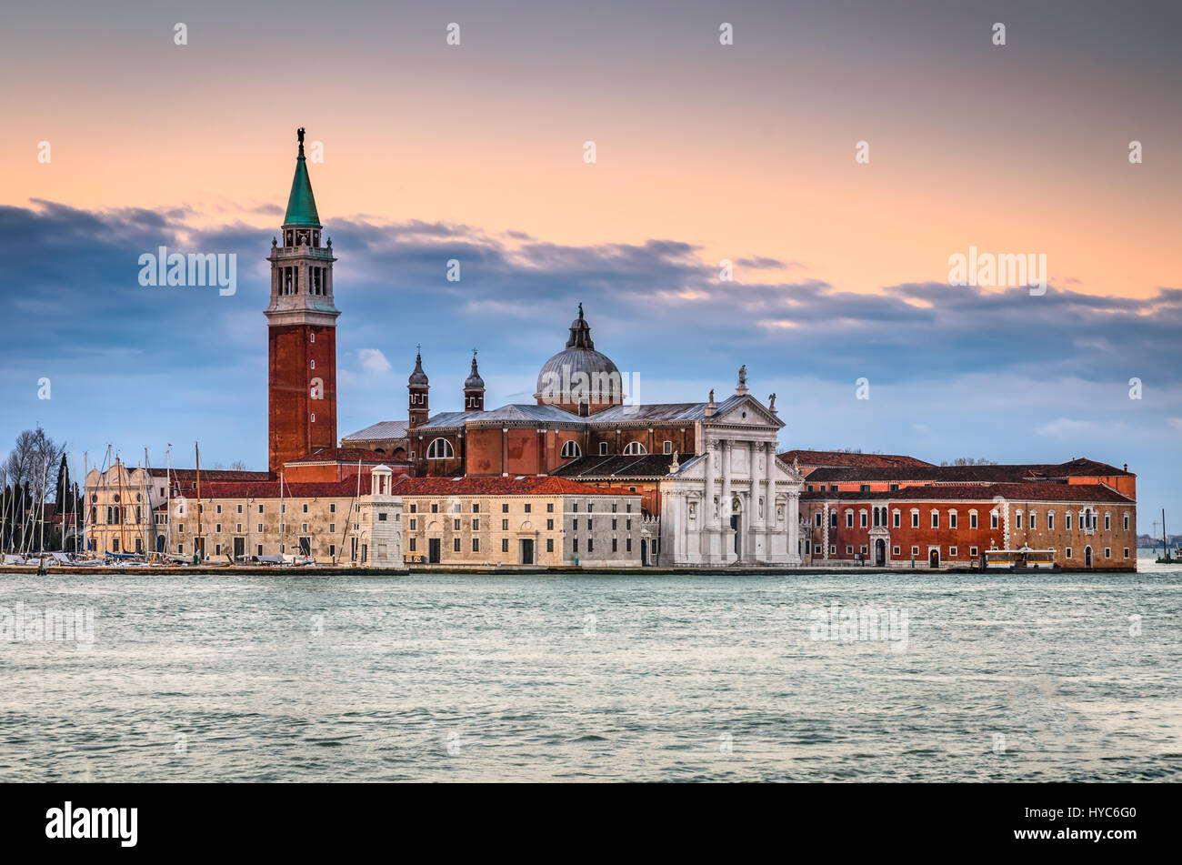 Venezia, Italia - san giorgio maggiore è una chiesa benedettina in Venezia, costruito nel XVI secolo. il Grand canal e vista laguna. Foto Stock