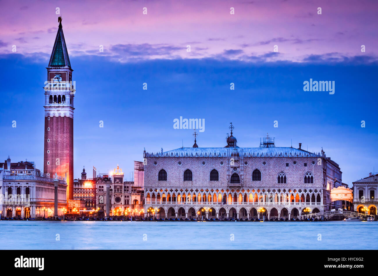 Il campanile di San Marco e il palazzo ducale a Venezia, scena notturna di punto di riferimento italiano Foto Stock