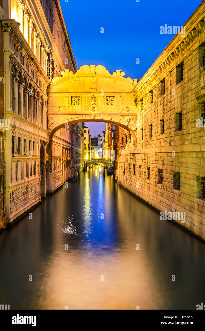 Venezia, Italia. Ponte dei Sospiri (italiano ponte dei sospiri) in venezia, illuminate nella notte. italiano punto di riferimento. Foto Stock