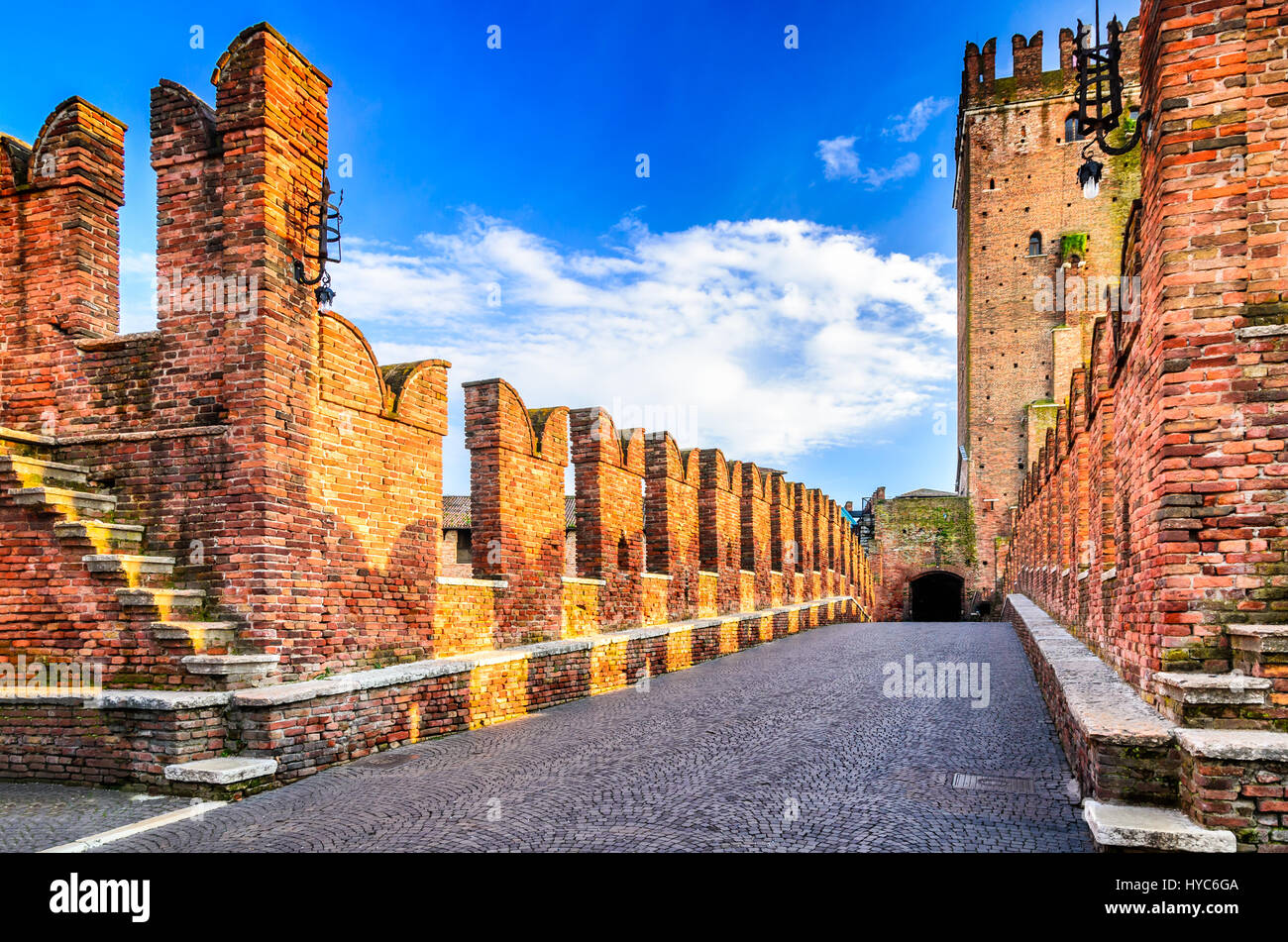 Verona, Italia. dettaglio del medievale ponte in pietra del ponte scaligero, oltre il fiume Adige, costruita nel XIV secolo nei pressi di Castelvecchio. Foto Stock