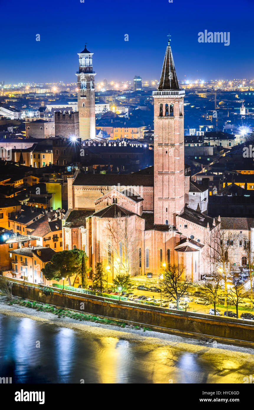 Verona, Italia. Torre dei Lamberti e dello skyline della città nella notte con la chiesa di Santa Anastasia. Foto Stock