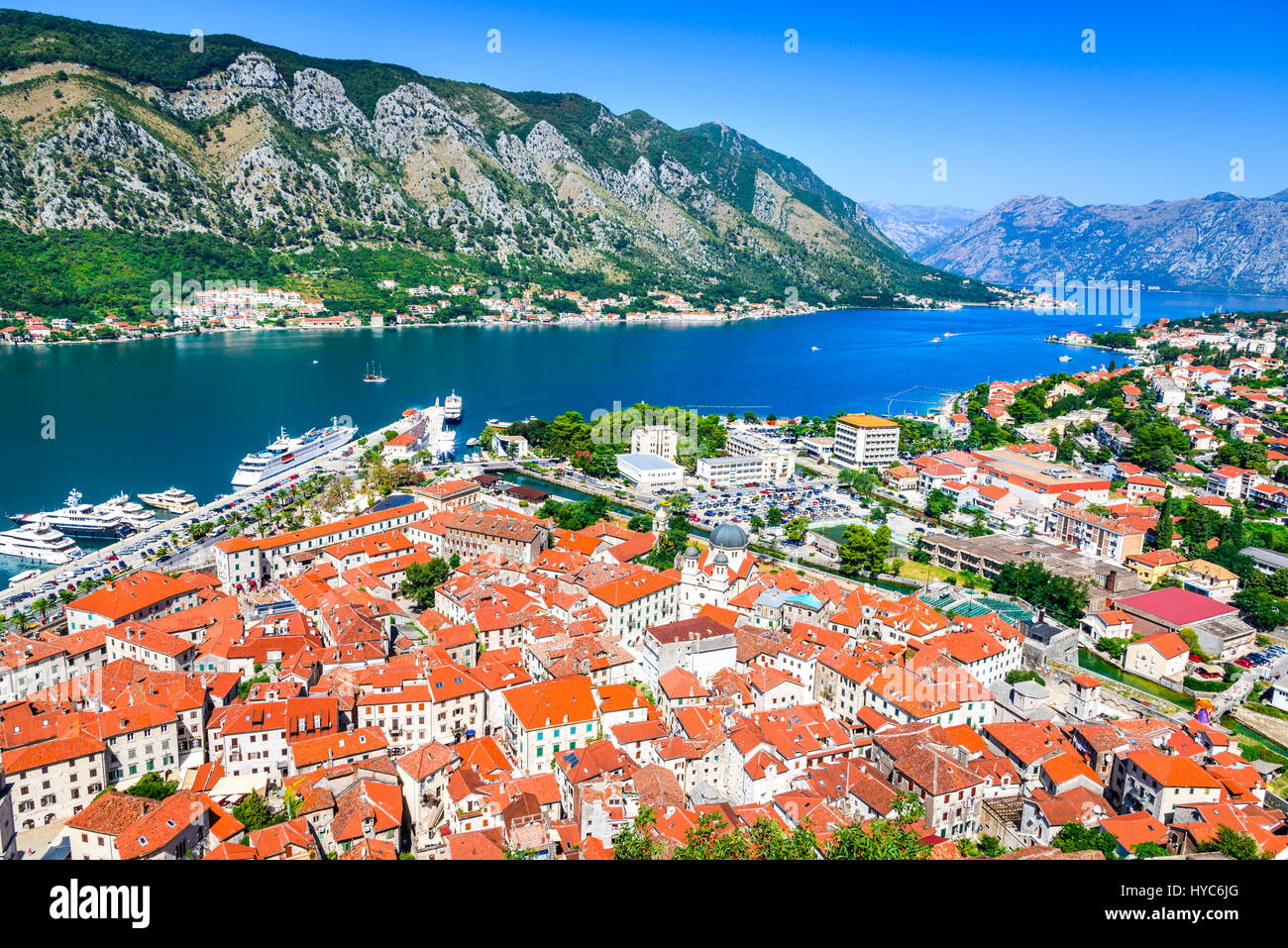 Kotor, Montenegro. Baia di Kotor Bay è uno dei luoghi più belli del mare Adriatico, vanta le conserve di fortezza veneziana, vecchio piccoli borghi, Foto Stock