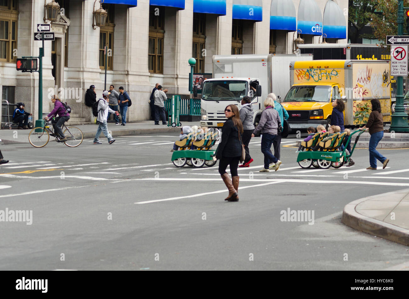 Attraversamento stradale con bambini Giardino multi monoposto pram, new york, Stati Uniti d'America Foto Stock