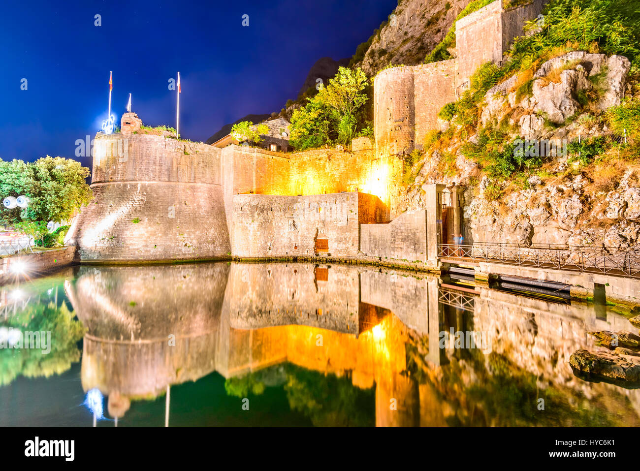 Baia di Kotor, Montenegro. La fortezza veneziana di Kotor e fiume scurda. torre e parete, monte Lovcen in background. Foto Stock