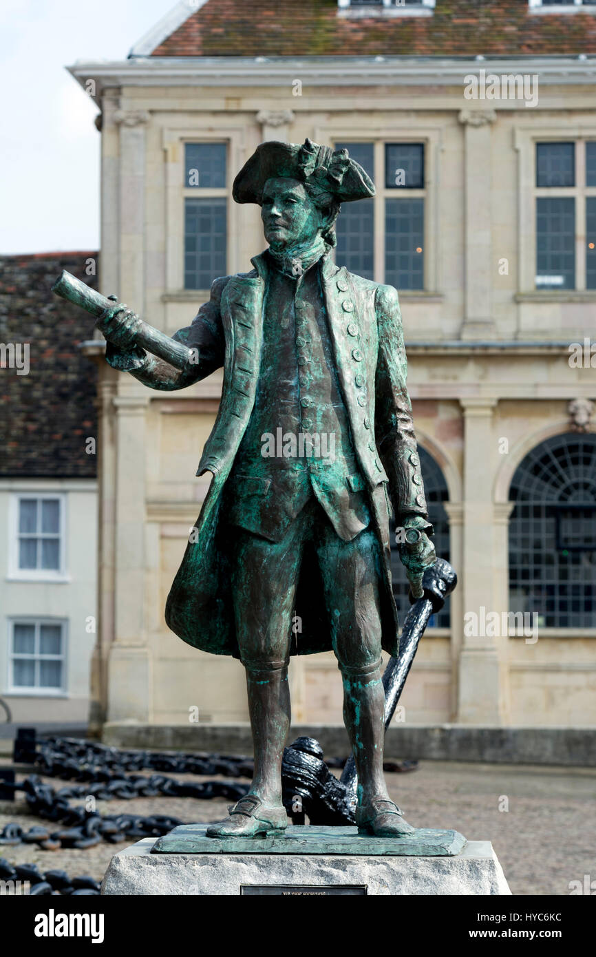 Il capitano George Vancouver statua e la Custom House, King's Lynn, Norfolk, Inghilterra, Regno Unito Foto Stock