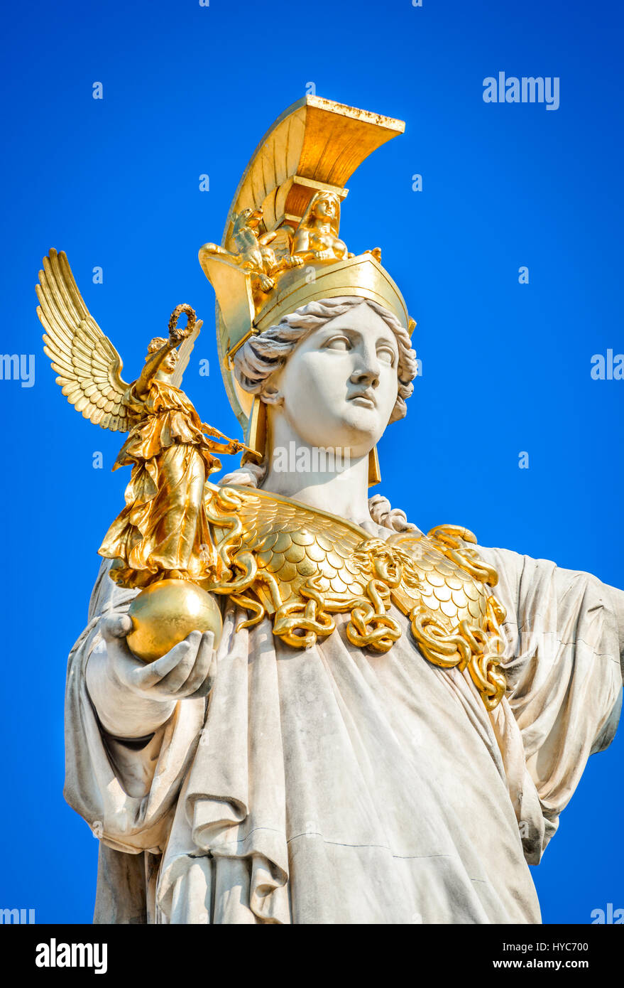 Vienna, Austria. Parlamento austriaco con la statua di Pallade Atena della dea greca della saggezza. Wien. Foto Stock