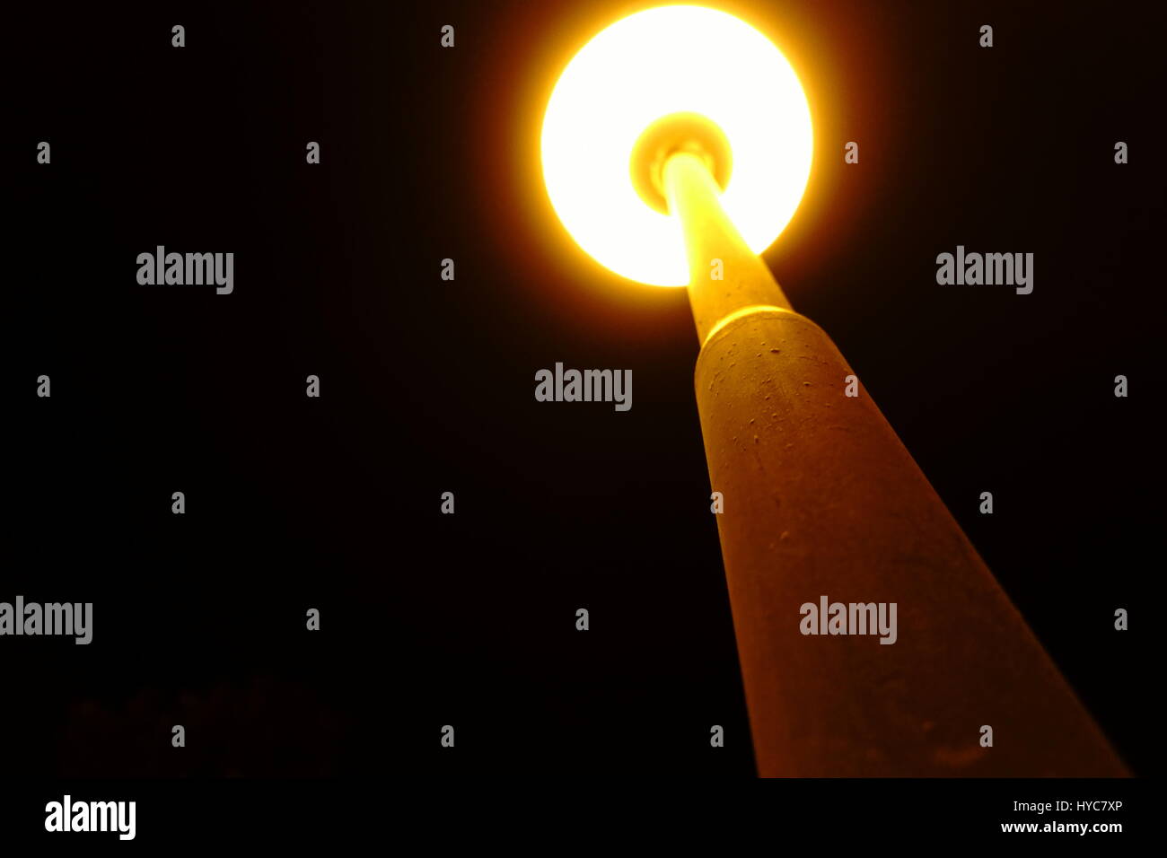 Lampione rotondo sul cielo notturno (progetto per prenotare o copertina CD) - Lampione con spazio di copia Foto Stock