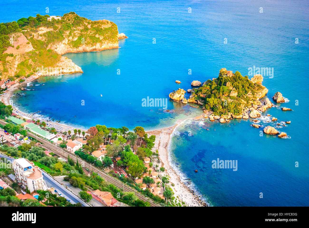 Taormina, in Sicilia. Seascape siciliano con spiaggia e Isola Bella in Italia. Foto Stock