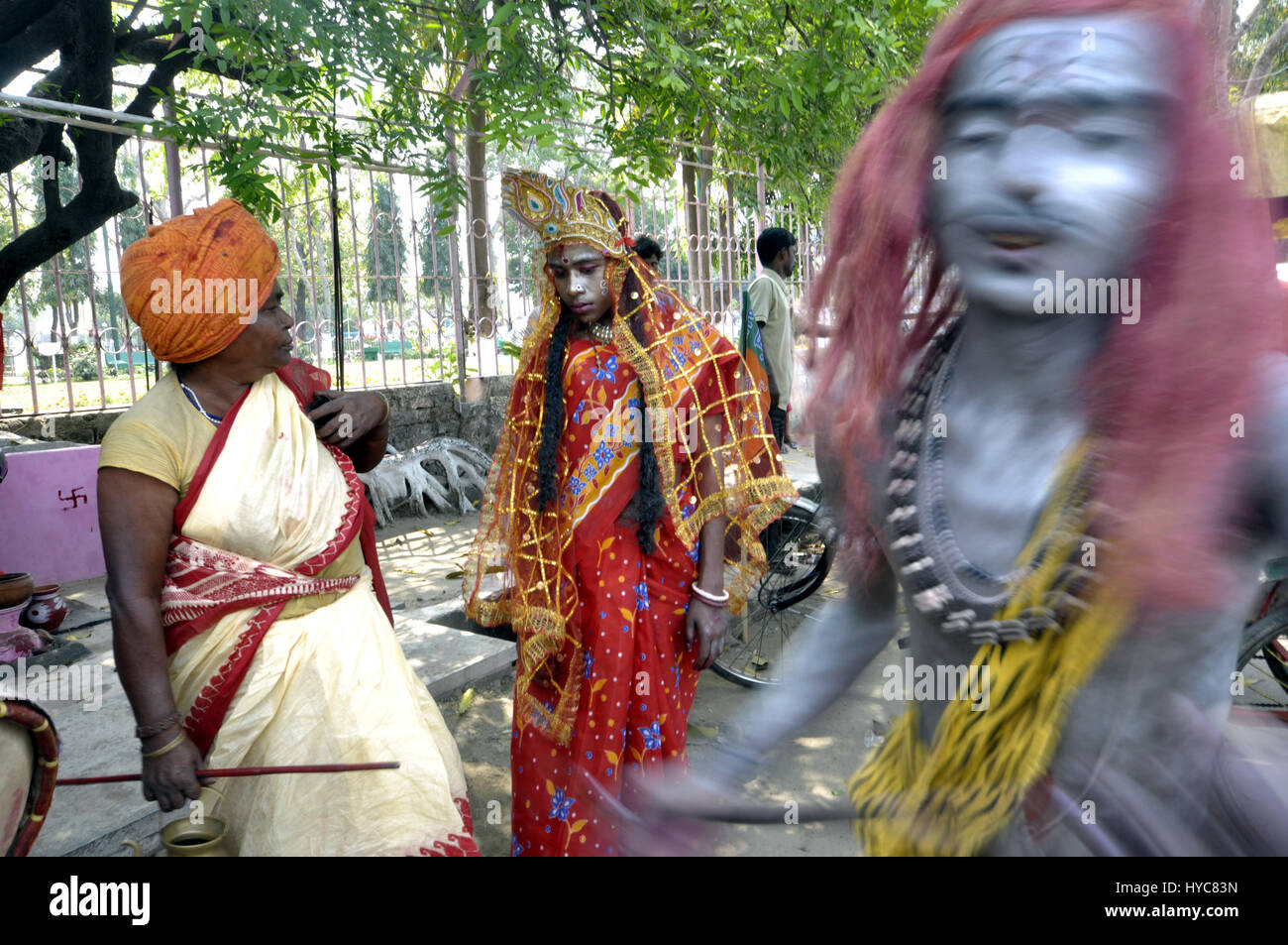 India : Gajan Festival - 21/03/2014 - India / Tripura / Agartala - persone vestite come dio Shiva e Godess Gouri, ballare dopo aver tenuto canabbies in Agartala, capitale del nord-est stato di Tripura. Questa è una parte del Festival Gajan, un Folk Festival dell India. Gajan è un festival indù celebrata principalmente nello stato indiano del Bengala Occidentale. Esso è associato a tale divinità come Shiva, Neel e Dharmathakur. Gajan abbraccia circa una settimana, s Foto Stock