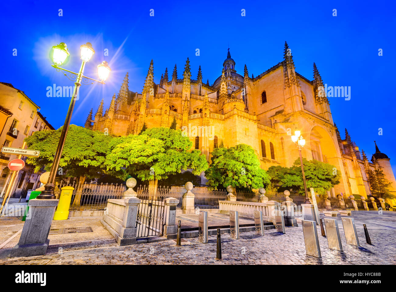 Segovia, Spagna. gotica Cattedrale cattolica romana situato nella piazza principale Plaza mayor in Castiglia e Leon regione. CASTILLA Y LEON Foto Stock